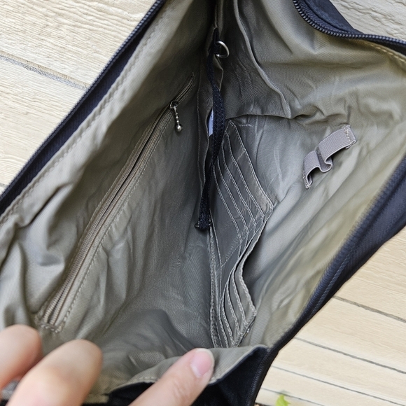 baggallini black sling bag - Picture 9 of 10